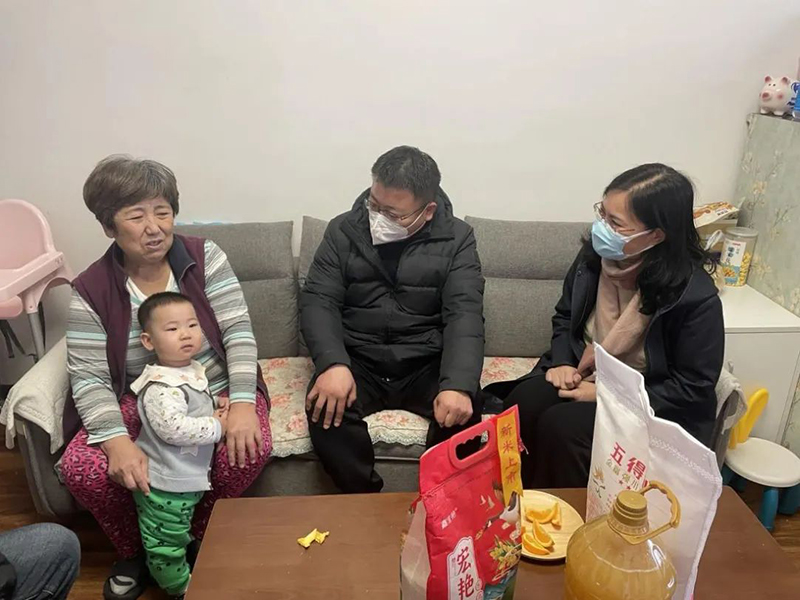 董事長(zhǎng)參加“人大代表、政協(xié)委員走進(jìn)社區(qū)，開展居民議事協(xié)商”活動(dòng).jpg